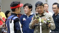 Seorang atlet tampak berdiskusi bersama Menpora.
