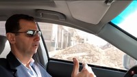 Dalam video itu, Assad menyebut akses jalanan telah dibuka kembali. Aktivitas di Ghouta Timur juga disebut Assad mulai pulih. Puing-puing bekas pertempuran tampak di sekeliling jalanan yang dilewati Assad. Foto: Screenshot YouTube/PresidencySy