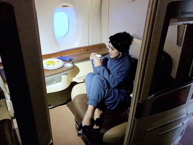 Duduk di kursi first class dalam perjalanan pesawat menuju Swiss, Syahrani tampil casual memakai piama dan sandal dari brand Hermes yang harganya mulai dari US$ 680. Foto: Instagram/princessyahrini