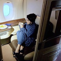 Duduk di kursi first class dalam perjalanan pesawat menuju Swiss, Syahrani tampil casual memakai piama dan sandal dari brand Hermes yang harganya mulai dari US$ 680. Foto: Instagram/princessyahrini