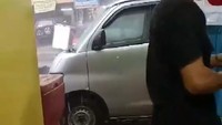 BMKG menyebut udara yang terasa panas dan gerah diakibatkan adanya radiasi matahari yang cukup kuat ditunjukkan oleh nilai perbedaan suhu udara antara pukul 10.00 dan 07.00 LT (> 4.5°C) disertai kelembapan yang cukup tinggi ditunjukkan oleh nilai kelembaban udara di lapisan 700 mb (> 60%). (Foto: Annisa Adelina)