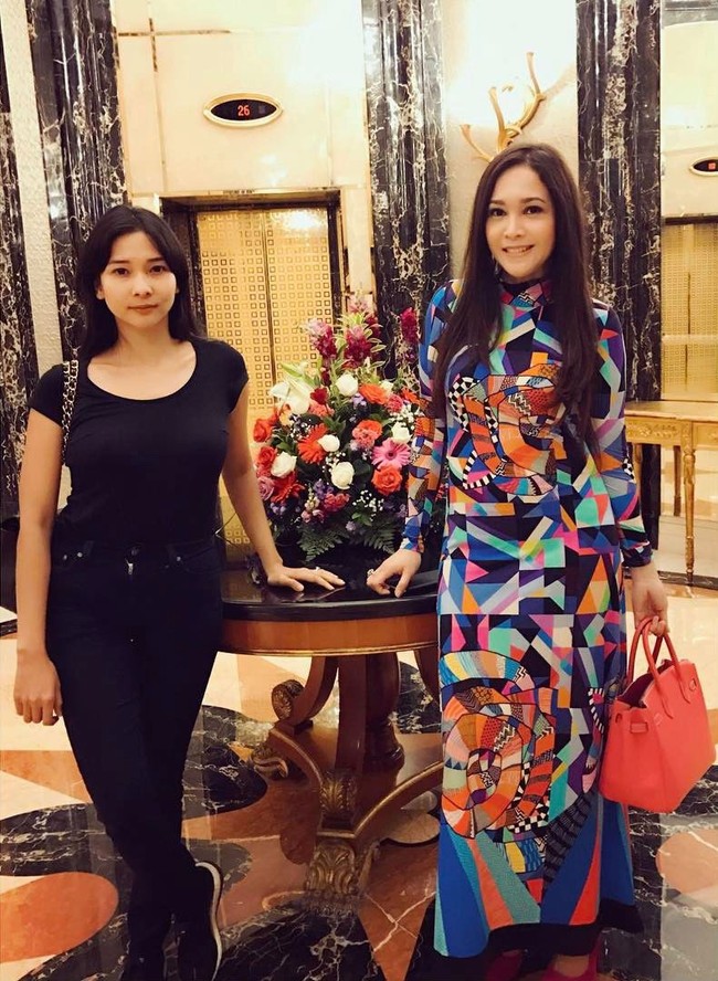 Bertemu dengan mantan rekannya di grup duo Maia, Meichan Munos, tepat di Hari Valentine 2017, Maia terlihat membawa tas Hermes Birkin seharga Rp 250 juta. Foto: Instagram @maiaestiantyreal
