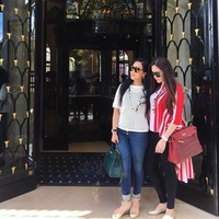 Maia bergaya bersama partner bisnisnya, Jessica Chaijaya, dengan membawa tas Hermes Kelly Rouge Vibrato seharga US$ 14.989 atau sekitar Rp 206 juta. Foto: Instagram @maiaestiantyreal