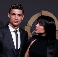 Tampan dan berkantong tebal acap kali dianggap sebagai faktor utama yang membuat para bintang sepak bola digilai banyak wanita. Tapi ternyata menurut penelitian, ada faktor lain di luar itu. Apa saja? Ini penjelasan para pakar. Foto: Rafael Marchante/Reuters