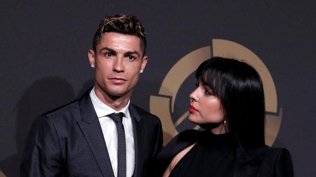 Deretan Cewek-cewek Seksi di Sekeliling Cristiano Ronaldo