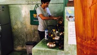 Sedang ada di lokasi syuting. Kira-kira, Maxime sedang masak apa ya?  Foto: Instagram @bouttier_maxime