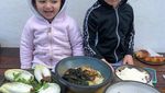 Ups! Lucunya Ekspresi Anak Ini Saat Bergaya dengan Makanan