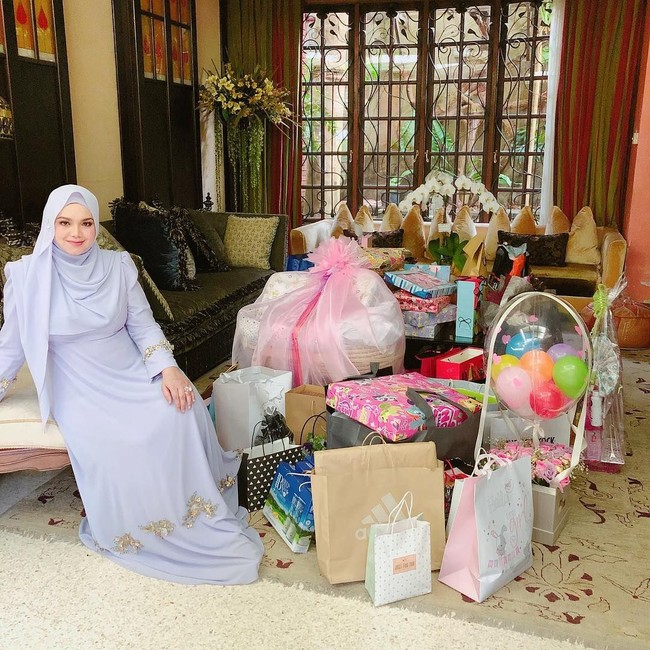 Saat acara syukuran kehamilannya, ia pun dihujani banyak kado dari teman dan keluarganya. Ia tampil fresh dengan dress berwarna biru langit. Foto: Instagram/ctdk