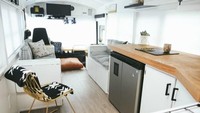 Di dalam bus tersebut terdapat ruang tamu, dapur, kamar mandi, hingga tempat tidur yang nyaman. Istimewa/Inhabitat.