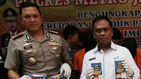 Kapolres Metro Jakarta Barat, Kombes Hengki Haryadi (kiri) menunjukkan barang bukti.