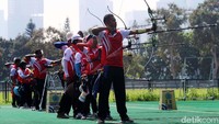 Para atlet serius berlatih.