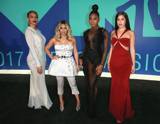 Penampilan Fifth Harmony di MTV Video Music Awards 2017. Sayang, padanan Ally Brooke antara strapless dress dengan celana capri dari Reem Acra jadi terlihat kurang elegan dibanding yang lain. Foto: Getty Images