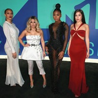 Penampilan Fifth Harmony di MTV Video Music Awards 2017. Sayang, padanan Ally Brooke antara strapless dress dengan celana capri dari Reem Acra jadi terlihat kurang elegan dibanding yang lain. Foto: Getty Images