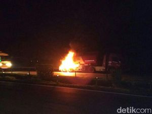 Truk Tangki BBM Terbakar di Tol Merak, 6 Mobil Damkar Dikerahkan
