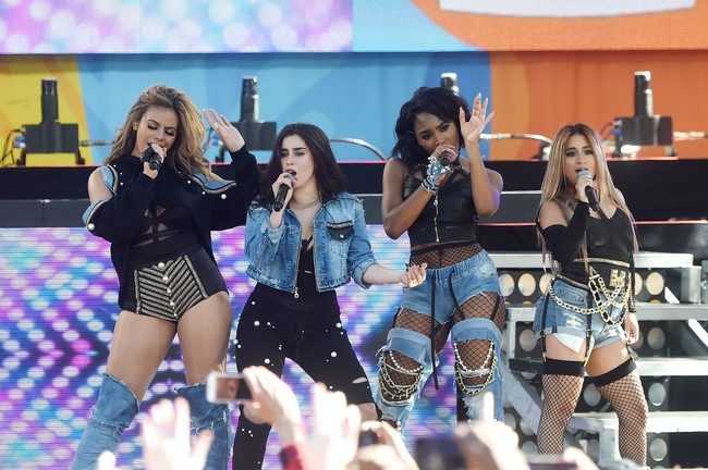 Fifth Harmony saat tampil di acara Good Morning America. Masing-masing punya gaya berbeda, dan material denim membuat penampilannya lebih harmonis. Foto: Getty Images