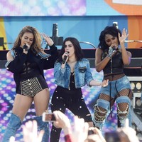 Fifth Harmony saat tampil di acara Good Morning America. Masing-masing punya gaya berbeda, dan material denim membuat penampilannya lebih harmonis. Foto: Getty Images