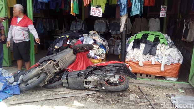 Penampakan motor yang rusak dihantam truk kontainer. 