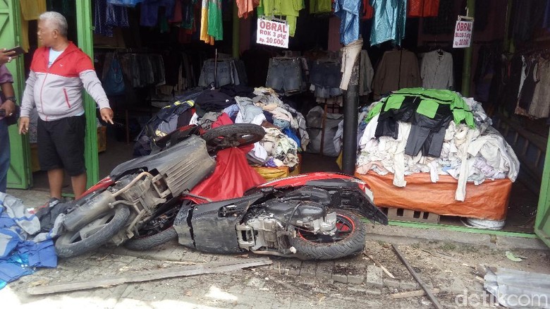 Kecelakaan akibat truk rem blong beberapa waktu lalu Foto: Eko Susanto/detikcom Kecelakaan akibat truk rem blong beberapa waktu lalu Foto: Eko Susanto/detikcom