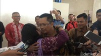 Usai memberikan keterangan pers, Mahyudin dan Titiek tampak berpelukan.