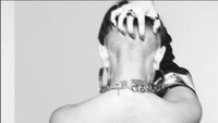 Agnez Mo tampil dengan rambut sangat pendek, bahkan bagian belakang terlihat pelontos. Be bold. Be fragile. Be strong. Be sensitive. Be boyish. Be feminine. Be you, tulis Agnez untuk caption foto yang diposting di Instagram ini. Foto: Instagram Agnez Mo