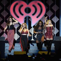 Tampil dengan tren tartan saat tampil di panggung Jingle Ball 2017 di Atlanta, Amerika Serikat. Foto: Getty Images