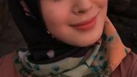 Ayana terlihat memain-mainkan senter sebagai penerangan. Unggahan Ayana ini menjadi keuntungan tersendiri bagi Indonesia yang secara tidak langsung dipublikasikan Ayana ke satu juta followernya (xolovelyayana/Instagram)