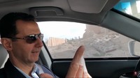 Jalanan telah dibuka... semuanya kembali berjalan sekarang di kota dan di Suriah, ucap Assad dalam video itu. Dia menjelaskan soal ruas jalanan yang sebelumnya terputus karena pertempuran dan kini bisa kembali dilalui. Foto: Screenshot YouTube/PresidencySy