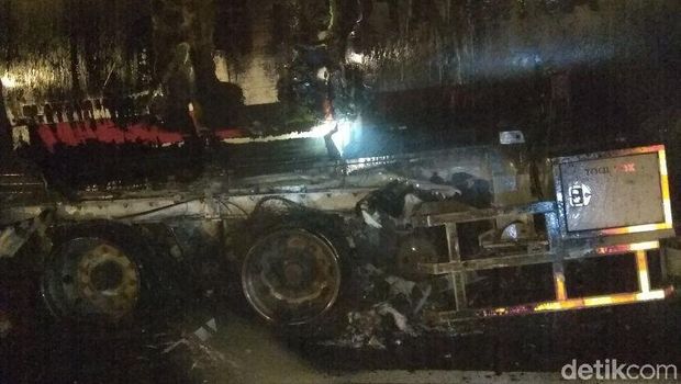 Truk tangki BBM yang terbakar di Tol Merak-Tangerang, Selasa (20/3/2018)