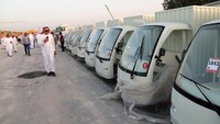 Seorang miliarder Arab Saudi, Maan al-Sanea, melelang kendaraan-kendaraan yang dimilikinya untuk membayar utang sebesar 18 miliar riyal atau setara Rp 64,8 triliun. Ada 900 kendaraan yang dilelang dalam acara lelang yang diikuti ribuan orang di Saudi ini. (Foto: REUTERS/Zuhair Al-Traifi)