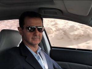 Foto: Nyetir Sendiri, Assad Menyusuri Jalanan Ghouta Timur