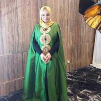 Siti Nurhaliza juga kerap tampil berbeda dengan outerwear berbentuk cape panjang. Memakai warna-warna terang seperti hijau seperti ini selalu cocok dengan kulitnya yang putih. Foto: Instagram/ctdk