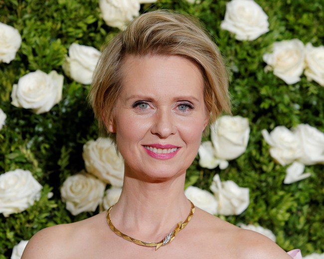 Cynthia Nixon pernah menjalin asmara dengan Danny Mozes dan dianugerahi dua anak. Namun hubungan mereka putus setelah 16 tahun bersama. Setelah itu, bintang Sex and the City ini mengumumkan kalau dia berpacaran dengan Christine Marinoni, seorang aktivis pendidikan. Kini keduanya telah menikah.Foto: Reuters