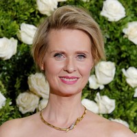 Cynthia Nixon pernah menjalin asmara dengan Danny Mozes dan dianugerahi dua anak. Namun hubungan mereka putus setelah 16 tahun bersama. Setelah itu, bintang Sex and the City ini mengumumkan kalau dia berpacaran dengan Christine Marinoni, seorang aktivis pendidikan. Kini keduanya telah menikah.Foto: Reuters