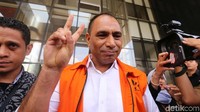 Tersangka kasus korupsi yang sedang maju dalam Pilgub NTT tersebut mengacungkan jari tengah dan jari telunjuk kepada wartawan.