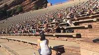 Amfiteater Red Rock di Colorado pada malam hari biasa digunakan untuk konser. Namun siang hari tempat ini biasa dipakai sebagai gym alam terbuka dengan orang-orang banyak mencoba kegiatan naik turun tangga atau senam bersama. (Foto: Instagram/thefitbrowngirl21)