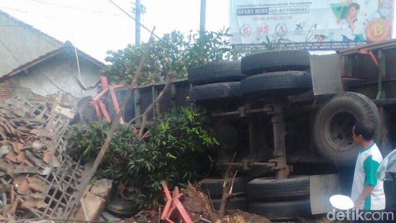 Penampakan Usai Truk  Rem Blong Hajar Motor dan Mobil  di Brebes