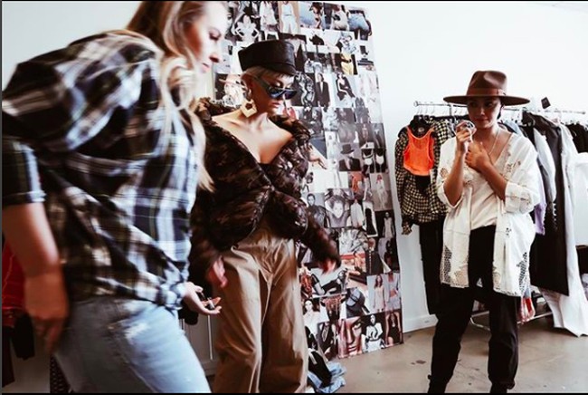 Seperti Kanye, Rihanna, dan Beyonce, debut Agnez di runway akan menjadi pemberitaan besar. Melihat kecintaannya pada fashion yang dramatis dan selalu berevolusi, gelar desainer akan pas buatnya, tulis Vogue kala itu. Foto: Instagram Agnez Mo