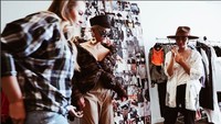 Dipakaiin topi, gaya Agnez terlihat makin keren ya? Foto: Instagram Agnez Mo