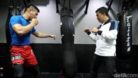 Imam Nahrawi berlatih Jiu Jitsu dengan atlet Jiu Jitsu Rudy Ahong Gunawan.