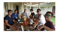 Bersama kerabat dan teman, begini gaya Maxime saat menikmati secangkir minuman hangat bersama. Foto: Instagram @bouttier_maxime