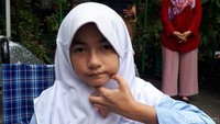 Terlahir tanpa kedua kakinya, bukan halangan untuk bisa bersaing menimba ilmu. Bulan memang masuk sekolah saat usianya 9 tahun. Dia diterima di SDN 88 karena sekolah ini menyediakan inklusi.