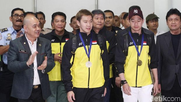 Herry Iman Pierngadi di antara Kevin/Marcus saat tiba di bandara Soekarno Hatta.