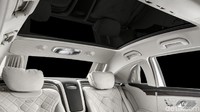 Dihiasi warna abu-abu dan krem, Mercy mengusung jok seperti di dalam pesawat yang disertai dengan footrest. Foto: Top Gear