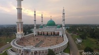 Dari segi arsitektur, Masjid Agung Madani termegah di Riau. Ikon baru provinsi Negeri Seribu Suluk itu dihiasi lampu gantung kuningan seberat 2 ton dari Italia, dan berbagai batu hias (Okta Marfianto/detikTravel)