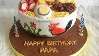 Duh dijamin lapar! Melihat kue ulang tahun dari Artisan Bites ini kayak melihat semangkuk mie ayam lengkap. Lihat tuh, mie ayamnya juga disajikan pakai mangkuk ayam jago yang ikonik. Foto: Instagram artisanbites