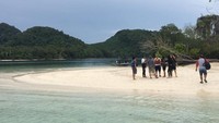 Daratan dan bawah laut Pahawang sama-sama menawan. Jangan lupa bawa kamera underwater buat foto-foto sambil snorkeling (Aji Bagoes/detikTravel)