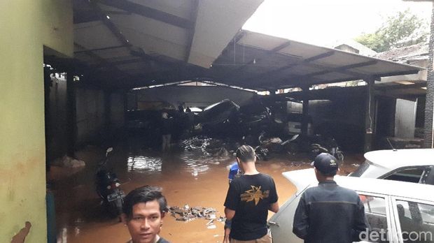 Banjir Bandang Cicaheum Bandung, Mobil Bertumpuk Terseret Bah