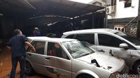 Banjir Bandang Cicaheum Bandung, Mobil Bertumpuk Terseret Bah
