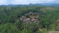 Ketika tim detikXpedition bertandang ke Cempaka, warga Baduy Luar sudah menikmati listrik. Hanya, ada larangan mendirikan tiang listrik dan melintangkan kabel di jalanan. Mereka menggunakan sistem energi matahari dan di Baduy Luar pun tak gelap-gelap amat (Muhammad Zaky Fauzi Azhar/detikTravel)
