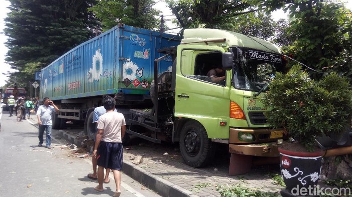 Kecelakaan truk alami rem blong di Ungaran, Selasa (20/3/2018).